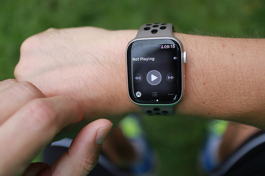 Man sieht die Musikfunktion auf der Apple Watch 8.